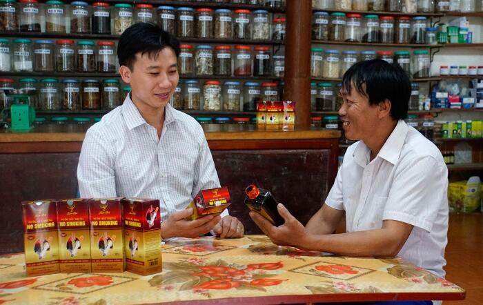 Nhiều người nghiện thuốc lá sử dụng nước súc miệng NO SMOKING cai nghiện thành công, ảnh Đức Anh